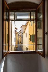 ein Fenster mit Stadtblick in der Unterkunft Sweet Apartment Near Piazza Pitti in Florenz