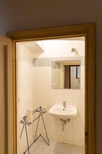 ein Bad mit einem Waschbecken und einem Spiegel in der Unterkunft Sweet Apartment Near Piazza Pitti in Florenz