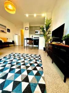 sala de estar amplia con suelo a cuadros en Ma Location Sablaise - Appart’ Le Quai en Les Sables-dʼOlonne