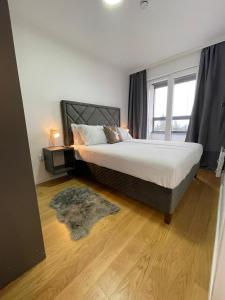 Giường trong phòng chung tại Hillside Apartmani Snježna Dolina