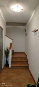 een hal met een trap en een plafond met een licht bij Casa ARVIPIRINEOS in Santa Engracia