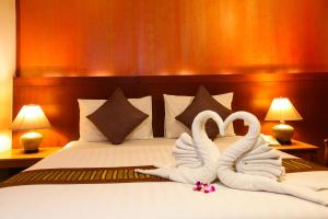 two swans towels are made to look like swans on a bed at Orchid Resortel in Patong Beach