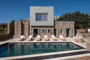 eine Villa mit einem Pool und einem Haus in der Unterkunft HERMIONE 3-Bedroom Villa in Agios Nikolaos in Agios Nikolaos