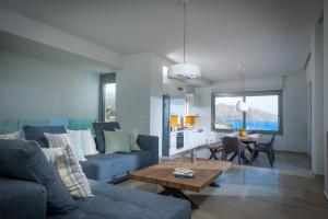 Posezení v ubytování Luxury Villa with Stunning Views in Agios Nikolaos