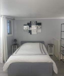 Posteľ alebo postele v izbe v ubytovaní Beau studio meublé 2min du Moulin Rouge