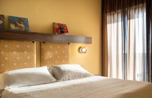 Posteľ alebo postele v izbe v ubytovaní Hotel Jolly Roger