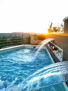 una piscina con una fuente de agua en Magical Andalusian Vacation "Los Arcos", en Tózar