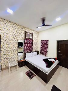 1 dormitorio con 1 cama y 1 silla en Hotel Airlines, en Calcuta