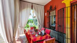 a dining room with a table and chairs and a window at Casa Campo La Capilla Los Palacios y Villafranca by Ruralidays in Los Palacios y Villafranca