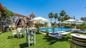 The swimming pool at or close to Casa Campo La Capilla Los Palacios y Villafranca by Ruralidays