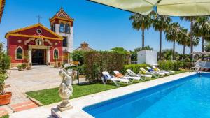The swimming pool at or close to Casa Campo La Capilla Los Palacios y Villafranca by Ruralidays
