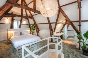1 dormitorio con cama y lámpara de araña en Hotel Arena, en Ámsterdam
