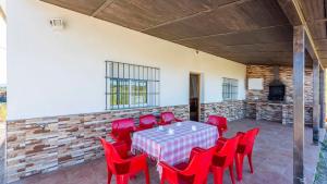 Habitación con mesa y sillas rojas. en Casa Rural Olvera by Ruralidays en Olvera