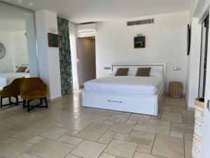 Postel nebo postele na pokoji v ubytování Le Domaine Anse Marcel Beach Resort