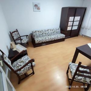 un soggiorno con due sedie e un divano di LBB apartman a Sátoraljaújhely