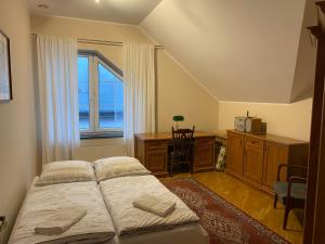 una camera con letto, scrivania e finestra di Apartament u Gabi a Chojnice