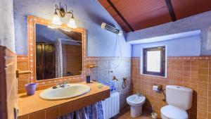 Kúpeľňa v ubytovaní Combinación Cortijo y Mirador Casablanca Priego de Córdoba by Ruralidays