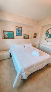 1 dormitorio con 1 cama blanca grande en una habitación en Departamento Frente Al Mar en Mar del Plata