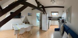 a kitchen and dining room with a table and chairs at Les appartements d'Au Coin Du Spa in Boulogne-sur-Mer