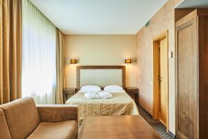 Postel nebo postele na pokoji v ubytování Grand SPA Lietuva Hotel Druskininkai