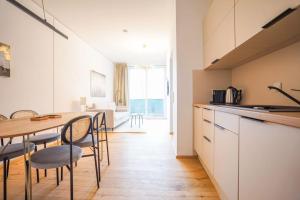 Η κουζίνα ή μικρή κουζίνα στο Executive Suite w/ Rooftop Pool