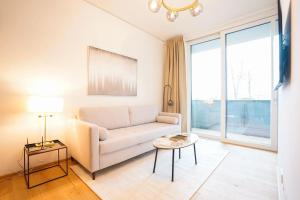 Μια τηλεόραση ή/και κέντρο ψυχαγωγίας στο Executive Suite w/ Rooftop Pool