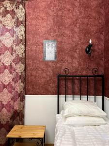 una camera con letto e parete rossa di Nur Guest House a Gyumri