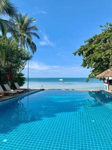 a swimming pool with a view of the beach at Pen's Bungalow Koh Phangan in Thong Nai Pan Yai