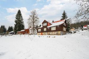 コジェノフにあるHorská chalupa Horní Polubnýの雪田の家