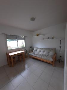 sala de estar con sofá y mesa en Apartamento Valencia en Mar del Plata