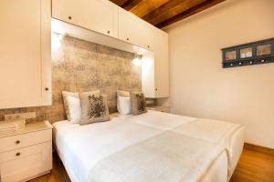 バルセロナにあるBlasco de Garay Apartment - Poble Secのベッドルーム1室(白い大型ベッド1台付)