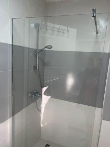 ein Bad mit einer Dusche und einer Glastür in der Unterkunft Spacious apartment in luxury residence in Çeliku