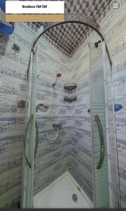 uma casa de banho com chuveiro em شقق فندقية طانطان em Tan-Tan