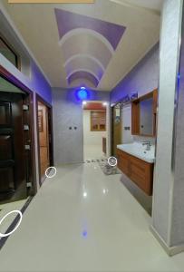 ein großes Badezimmer mit einem weißen Boden und einer lila Decke in der Unterkunft شقق فندقية طانطان in Tan-Tan