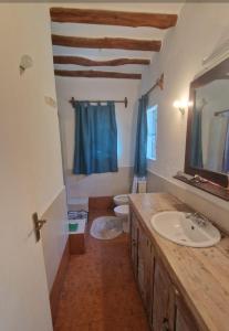 een badkamer met een wastafel, een toilet en een spiegel bij Park Marine Estate II in Malindi