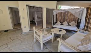 een woonkamer met een bank en een tafel bij Park Marine Estate II in Malindi