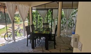 een eettafel met stoelen voor een raam bij Park Marine Estate II in Malindi