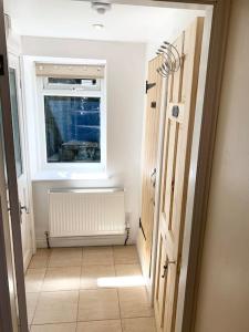 a room with a hallway with a window and a door at Artist Hideaway Main Street Haworth in Haworth +33 photos