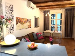 sala de estar con sofá y mesa en Blasco de Garay Apartment - Poble Sec, en Barcelona