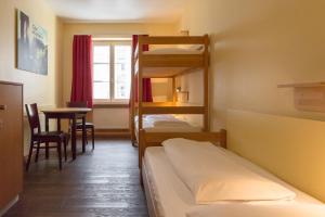 Ein Etagenbett oder Etagenbetten in einem Zimmer der Unterkunft Euro Youth Hotel Munich