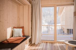 Zimmer mit einem Bett und einem großen Fenster in der Unterkunft Pinjola in Vandans