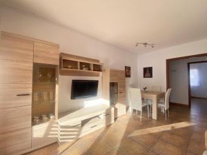 Televízia a/alebo spoločenská miestnosť v ubytovaní R133 Apartamento de la Riba