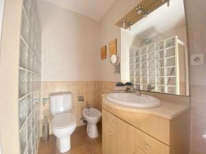 Kúpeľňa v ubytovaní R133 Apartamento de la Riba + 21 fotografií