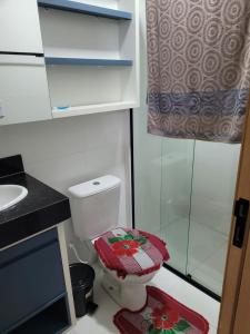 a small bathroom with a toilet and a shower at Apartamento Condomínio Lençóis Confort in Barreirinhas