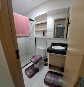 mała łazienka z umywalką i toaletą w obiekcie Apartamento Condomínio Lençóis Confort w mieście Barreirinhas