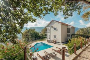 una imagen de una villa con piscina en Villa Sladovic, en Herceg-Novi