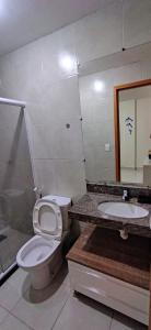 uma casa de banho com um WC e um lavatório em Apartamento Temporada em Cabo Frio Arraial do Cabo Cantim do Goiano em Cabo Frio