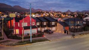 un grupo de casas en una ciudad por la noche en Temporales Ushuaia - Sueños A en Ushuaia