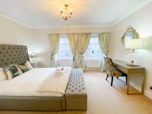 a bedroom with a large bed and a desk at Sophisticated 3BR with Garden, quiet New Town Lane in Edinburgh