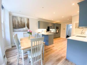 a kitchen and dining room with a table and chairs at Sophisticated 3BR with Garden, quiet New Town Lane in Edinburgh